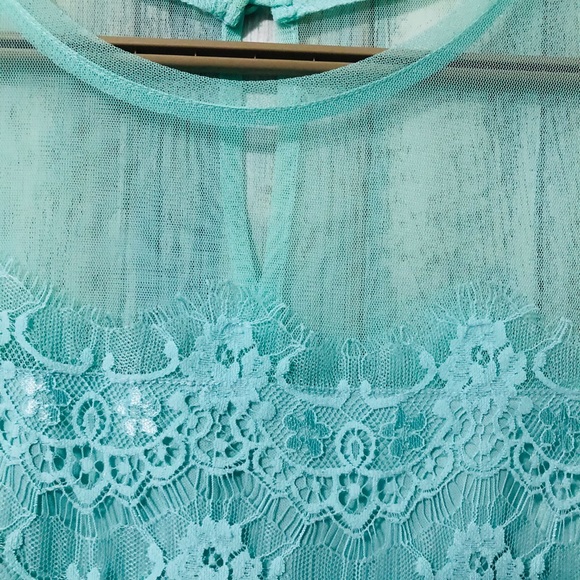 Beautiful lace mini dress. - Picture 3 of 4